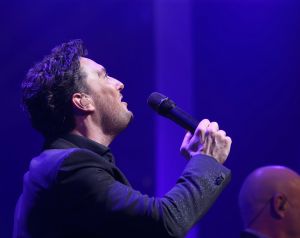 29-01-2018 SHOWBIZZ; TINO MARTIN LAAT HET AFAS CIRCUSTHEATER DE SFEER PROEVEN. De sfeer van mooie muziek,gezelligheid en genieten. Het kon allemaal niet op in het circus theater. Tino Martin liet een uitverkocht Circus Theater vooral genieten van de mooie muziek.Gasten als Gin Dutch en Hans Kap maakte de avond compleet. Scheveningen kijkt nu al uit naar de volgende editie.
foto: Albert den Iseger