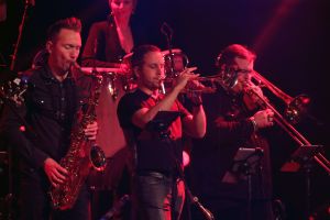 29-01-2018 SHOWBIZZ; TINO MARTIN LAAT HET AFAS CIRCUSTHEATER DE SFEER PROEVEN. De sfeer van mooie muziek,gezelligheid en genieten. Het kon allemaal niet op in het circus theater. Tino Martin liet een uitverkocht Circus Theater vooral genieten van de mooie muziek.Gasten als Gin Dutch en Hans Kap maakte de avond compleet. Scheveningen kijkt nu al uit naar de volgende editie.
foto: Albert den Iseger