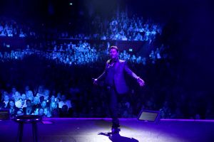 29-01-2018 SHOWBIZZ; TINO MARTIN LAAT HET AFAS CIRCUSTHEATER DE SFEER PROEVEN. De sfeer van mooie muziek,gezelligheid en genieten. Het kon allemaal niet op in het circus theater. Tino Martin liet een uitverkocht Circus Theater vooral genieten van de mooie muziek.Gasten als Gin Dutch en Hans Kap maakte de avond compleet. Scheveningen kijkt nu al uit naar de volgende editie.
foto: Albert den Iseger