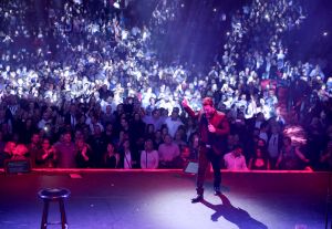 29-01-2018 SHOWBIZZ; TINO MARTIN LAAT HET AFAS CIRCUSTHEATER DE SFEER PROEVEN. De sfeer van mooie muziek,gezelligheid en genieten. Het kon allemaal niet op in het circus theater. Tino Martin liet een uitverkocht Circus Theater vooral genieten van de mooie muziek.Gasten als Gin Dutch en Hans Kap maakte de avond compleet. Scheveningen kijkt nu al uit naar de volgende editie.
foto: Albert den Iseger