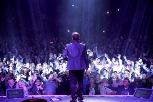 29-01-2018 SHOWBIZZ; TINO MARTIN LAAT HET AFAS CIRCUSTHEATER DE SFEER PROEVEN. De sfeer van mooie muziek,gezelligheid en genieten. Het kon allemaal niet op in het circus theater. Tino Martin liet een uitverkocht Circus Theater vooral genieten van de mooie muziek.Gasten als Gin Dutch en Hans Kap maakte de avond compleet. Scheveningen kijkt nu al uit naar de volgende editie.
foto: Albert den Iseger