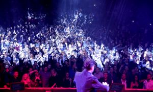 29-01-2018 SHOWBIZZ; TINO MARTIN LAAT HET AFAS CIRCUSTHEATER DE SFEER PROEVEN. De sfeer van mooie muziek,gezelligheid en genieten. Het kon allemaal niet op in het circus theater. Tino Martin liet een uitverkocht Circus Theater vooral genieten van de mooie muziek.Gasten als Gin Dutch en Hans Kap maakte de avond compleet. Scheveningen kijkt nu al uit naar de volgende editie.
foto: Albert den Iseger