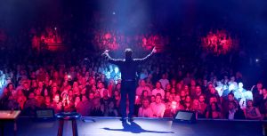 29-01-2018 SHOWBIZZ; TINO MARTIN LAAT HET AFAS CIRCUSTHEATER DE SFEER PROEVEN. De sfeer van mooie muziek,gezelligheid en genieten. Het kon allemaal niet op in het circus theater. Tino Martin liet een uitverkocht Circus Theater vooral genieten van de mooie muziek.Gasten als Gin Dutch en Hans Kap maakte de avond compleet. Scheveningen kijkt nu al uit naar de volgende editie.
foto: Albert den Iseger