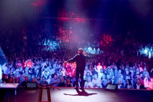 29-01-2018 SHOWBIZZ; TINO MARTIN LAAT HET AFAS CIRCUSTHEATER DE SFEER PROEVEN. De sfeer van mooie muziek,gezelligheid en genieten. Het kon allemaal niet op in het circus theater. Tino Martin liet een uitverkocht Circus Theater vooral genieten van de mooie muziek.Gasten als Gin Dutch en Hans Kap maakte de avond compleet. Scheveningen kijkt nu al uit naar de volgende editie.
foto: Albert den Iseger