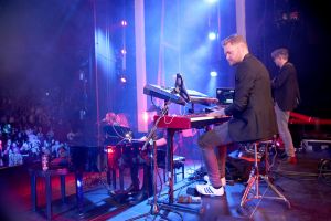 29-01-2018 SHOWBIZZ; TINO MARTIN LAAT HET AFAS CIRCUSTHEATER DE SFEER PROEVEN. De sfeer van mooie muziek,gezelligheid en genieten. Het kon allemaal niet op in het circus theater. Tino Martin liet een uitverkocht Circus Theater vooral genieten van de mooie muziek.Gasten als Gin Dutch en Hans Kap maakte de avond compleet. Scheveningen kijkt nu al uit naar de volgende editie.
foto: Albert den Iseger