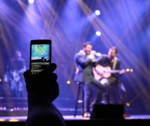 29-01-2018 SHOWBIZZ; TINO MARTIN LAAT HET AFAS CIRCUSTHEATER DE SFEER PROEVEN. De sfeer van mooie muziek,gezelligheid en genieten. Het kon allemaal niet op in het circus theater. Tino Martin liet een uitverkocht Circus Theater vooral genieten van de mooie muziek.Gasten als Gin Dutch en Hans Kap maakte de avond compleet. Scheveningen kijkt nu al uit naar de volgende editie.
foto: Albert den Iseger