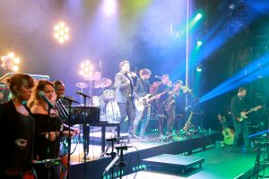 29-01-2018 SHOWBIZZ; TINO MARTIN LAAT HET AFAS CIRCUSTHEATER DE SFEER PROEVEN. De sfeer van mooie muziek,gezelligheid en genieten. Het kon allemaal niet op in het circus theater. Tino Martin liet een uitverkocht Circus Theater vooral genieten van de mooie muziek.Gasten als Gin Dutch en Hans Kap maakte de avond compleet. Sche29-01-2018 SHOWBIZZ; TINO MARTIN LAAT HET AFAS CIRCUSTHEATER DE SFEER PROEVEN. De sfeer van mooie muziek,gezelligheid en genieten. Het kon allemaal niet op in het circus theater. Tino Martin liet een uitverkocht Circus Theater vooral genieten van de mooie muziek.Gasten als Gin Dutch en Hans Kap maakte de avond compleet. Scheveningen kijkt nu al uit naar de volgende editie.
foto: Albert den Iseger