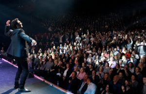 29-01-2018 SHOWBIZZ; TINO MARTIN LAAT HET AFAS CIRCUSTHEATER DE SFEER PROEVEN. De sfeer van mooie muziek,gezelligheid en genieten. Het kon allemaal niet op in het circus theater. Tino Martin liet een uitverkocht Circus Theater vooral genieten van de mooie muziek.Gasten als Gin Dutch en Hans Kap maakte de avond compleet. Scheveningen kijkt nu al uit naar de volgende editie.
foto: Albert den Iseger