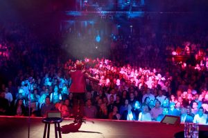 29-01-2018 SHOWBIZZ; TINO MARTIN LAAT HET AFAS CIRCUSTHEATER DE SFEER PROEVEN. De sfeer van mooie muziek,gezelligheid en genieten. Het kon allemaal niet op in het circus theater. Tino Martin liet een uitverkocht Circus Theater vooral genieten van de mooie muziek.Gasten als Gin Dutch en Hans Kap maakte de avond compleet. Scheveningen kijkt nu al uit naar de volgende editie.
foto: Albert den Iseger