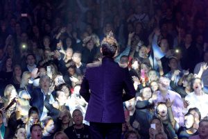 29-01-2018 SHOWBIZZ; TINO MARTIN LAAT HET AFAS CIRCUSTHEATER DE SFEER PROEVEN. De sfeer van mooie muziek,gezelligheid en genieten. Het kon allemaal niet op in het circus theater. Tino Martin liet een uitverkocht Circus Theater vooral genieten van de mooie muziek.Gasten als Gin Dutch en Hans Kap maakte de avond compleet. Scheveningen kijkt nu al uit naar de volgende editie.
foto: Albert den Iseger