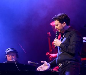 29-01-2018 SHOWBIZZ; TINO MARTIN LAAT HET AFAS CIRCUSTHEATER DE SFEER PROEVEN. De sfeer van mooie muziek,gezelligheid en genieten. Het kon allemaal niet op in het circus theater. Tino Martin liet een uitverkocht Circus Theater vooral genieten van de mooie muziek.Gasten als Gin Dutch en Hans Kap maakte de avond compleet. Scheveningen kijkt nu al uit naar de volgende editie.
foto: Albert den Iseger