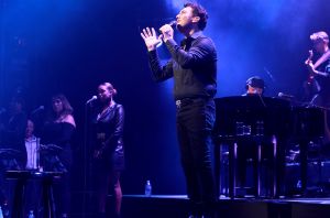 29-01-2018 SHOWBIZZ; TINO MARTIN LAAT HET AFAS CIRCUSTHEATER DE SFEER PROEVEN. De sfeer van mooie muziek,gezelligheid en genieten. Het kon allemaal niet op in het circus theater. Tino Martin liet een uitverkocht Circus Theater vooral genieten van de mooie muziek.Gasten als Gin Dutch en Hans Kap maakte de avond compleet. Scheveningen kijkt nu al uit naar de volgende editie.
foto: Albert den Iseger