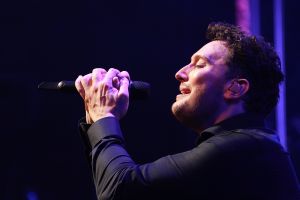 29-01-2018 SHOWBIZZ; TINO MARTIN LAAT HET AFAS CIRCUSTHEATER DE SFEER PROEVEN. De sfeer van mooie muziek,gezelligheid en genieten. Het kon allemaal niet op in het circus theater. Tino Martin liet een uitverkocht Circus Theater vooral genieten van de mooie muziek.Gasten als Gin Dutch en Hans Kap maakte de avond compleet. Scheveningen kijkt nu al uit naar de volgende editie.
foto: Albert den Iseger