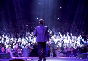 29-01-2018 SHOWBIZZ; TINO MARTIN LAAT HET AFAS CIRCUSTHEATER DE SFEER PROEVEN. De sfeer van mooie muziek,gezelligheid en genieten. Het kon allemaal niet op in het circus theater. Tino Martin liet een uitverkocht Circus Theater vooral genieten van de mooie muziek.Gasten als Gin Dutch en Hans Kap maakte de avond compleet. Scheveningen kijkt nu al uit naar de volgende editie.
foto: Albert den Iseger