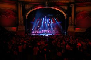 28-01-2018 SHOWBIZZ; TINO MARTIN STAAT IN HET AMSTERDAMSE CARRE EN BLAAST HET DAK ERAF. Tot de laatste stoel uitverkocht. een giga concert van Tino Martin deed de zaal ontploffen, het dak eraf en mensen gingen mee in het muzikale feest van Tino Martin. Een super avond voor de 1600 fans.
foto: Albert den Iseger