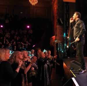 28-01-2018 SHOWBIZZ; TINO MARTIN STAAT IN HET AMSTERDAMSE CARRE EN BLAAST HET DAK ERAF. Tot de laatste stoel uitverkocht. een giga concert van Tino Martin deed de zaal ontploffen, het dak eraf en mensen gingen mee in het muzikale feest van Tino Martin. Een super avond voor de 1600 fans.
foto: Albert den Iseger