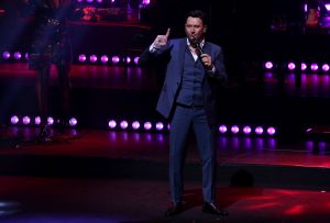 29-01-2018 SHOWBIZZ; TINO MARTIN LAAT HET AFAS CIRCUSTHEATER DE SFEER PROEVEN. De sfeer van mooie muziek,gezelligheid en genieten. Het kon allemaal niet op in het circus theater. Tino Martin liet een uitverkocht Circus Theater vooral genieten van de mooie muziek.Gasten als Gin Dutch en Hans Kap maakte de avond compleet. Scheveningen kijkt nu al uit naar de volgende editie.
foto: Albert den Iseger