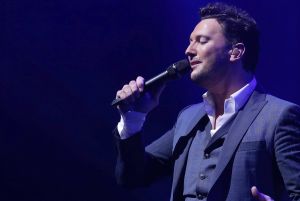 29-01-2018 SHOWBIZZ; TINO MARTIN LAAT HET AFAS CIRCUSTHEATER DE SFEER PROEVEN. De sfeer van mooie muziek,gezelligheid en genieten. Het kon allemaal niet op in het circus theater. Tino Martin liet een uitverkocht Circus Theater vooral genieten van de mooie muziek.Gasten als Gin Dutch en Hans Kap maakte de avond compleet. Scheveningen kijkt nu al uit naar de volgende editie.
foto: Albert den Iseger