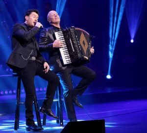 28-01-2018 SHOWBIZZ; TINO MARTIN STAAT IN HET AMSTERDAMSE CARRE EN BLAAST HET DAK ERAF. Tot de laatste stoel uitverkocht. een giga concert van Tino Martin deed de zaal ontploffen, het dak eraf en mensen gingen mee in het muzikale feest van Tino Martin. Een super avond voor de 1600 fans.
foto: Albert den Iseger