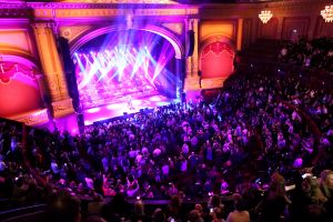 28-01-2018 SHOWBIZZ; TINO MARTIN STAAT IN HET AMSTERDAMSE CARRE EN BLAAST HET DAK ERAF. Tot de laatste stoel uitverkocht. een giga concert van Tino Martin deed de zaal ontploffen, het dak eraf en mensen gingen mee in het muzikale feest van Tino Martin. Een super avond voor de 1600 fans.
foto: Albert den Iseger