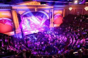 28-01-2018 SHOWBIZZ; TINO MARTIN STAAT IN HET AMSTERDAMSE CARRE EN BLAAST HET DAK ERAF. Tot de laatste stoel uitverkocht. een giga concert van Tino Martin deed de zaal ontploffen, het dak eraf en mensen gingen mee in het muzikale feest van Tino Martin. Een super avond voor de 1600 fans.
foto: Albert den Iseger