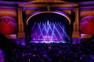 28-01-2018 SHOWBIZZ; TINO MARTIN STAAT IN HET AMSTERDAMSE CARRE EN BLAAST HET DAK ERAF. Tot de laatste stoel uitverkocht. een giga concert van Tino Martin deed de zaal ontploffen, het dak eraf en mensen gingen mee in het muzikale feest van Tino Martin. Een super avond voor de 1600 fans.
foto: Albert den Iseger