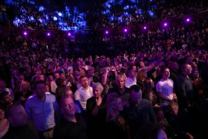 28-01-2018 SHOWBIZZ; TINO MARTIN STAAT IN HET AMSTERDAMSE CARRE EN BLAAST HET DAK ERAF. Tot de laatste stoel uitverkocht. een giga concert van Tino Martin deed de zaal ontploffen, het dak eraf en mensen gingen mee in het muzikale feest van Tino Martin. Een super avond voor de 1600 fans.
foto: Albert den Iseger