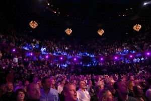 28-01-2018 SHOWBIZZ; TINO MARTIN STAAT IN HET AMSTERDAMSE CARRE EN BLAAST HET DAK ERAF. Tot de laatste stoel uitverkocht. een giga concert van Tino Martin deed de zaal ontploffen, het dak eraf en mensen gingen mee in het muzikale feest van Tino Martin. Een super avond voor de 1600 fans.
foto: Albert den Iseger