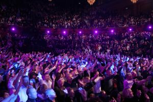 28-01-2018 SHOWBIZZ; TINO MARTIN STAAT IN HET AMSTERDAMSE CARRE EN BLAAST HET DAK ERAF. Tot de laatste stoel uitverkocht. een giga concert van Tino Martin deed de zaal ontploffen, het dak eraf en mensen gingen mee in het muzikale feest van Tino Martin. Een super avond voor de 1600 fans.
foto: Albert den Iseger