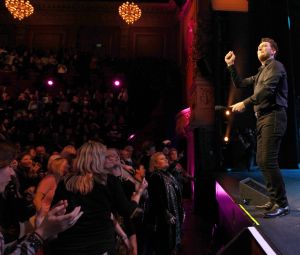 28-01-2018 SHOWBIZZ; TINO MARTIN STAAT IN HET AMSTERDAMSE CARRE EN BLAAST HET DAK ERAF. Tot de laatste stoel uitverkocht. een giga concert van Tino Martin deed de zaal ontploffen, het dak eraf en mensen gingen mee in het muzikale feest van Tino Martin. Een super avond voor de 1600 fans.
foto: Albert den Iseger