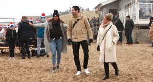 01-01-2020 NIEUWS; EGMOND AAN ZEE NIEUWJAARS DUIK. Duizenden dare dievils sprongen spontaan in de koude Noordzee vol met energie en adrenaline.Het was weer een groot succes en het word elk jaar drukker en drukker.
foto: Albert den Iseger 