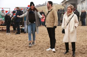 01-01-2020 NIEUWS; EGMOND AAN ZEE NIEUWJAARS DUIK. Duizenden dare dievils sprongen spontaan in de koude Noordzee vol met energie en adrenaline.Het was weer een groot succes en het word elk jaar drukker en drukker.
foto: Albert den Iseger 