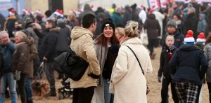 01-01-2020 NIEUWS; EGMOND AAN ZEE NIEUWJAARS DUIK. Duizenden dare dievils sprongen spontaan in de koude Noordzee vol met energie en adrenaline.Het was weer een groot succes en het word elk jaar drukker en drukker.
foto: Albert den Iseger 