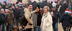 01-01-2020 NIEUWS; EGMOND AAN ZEE NIEUWJAARS DUIK. Duizenden dare dievils sprongen spontaan in de koude Noordzee vol met energie en adrenaline.Het was weer een groot succes en het word elk jaar drukker en drukker.
foto: Albert den Iseger 