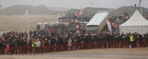 01-01-2020 NIEUWS; EGMOND AAN ZEE NIEUWJAARS DUIK. Duizenden dare dievils sprongen spontaan in de koude Noordzee vol met energie en adrenaline.Het was weer een groot succes en het word elk jaar drukker en drukker.
foto: Albert den Iseger 