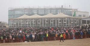 01-01-2020 NIEUWS; EGMOND AAN ZEE NIEUWJAARS DUIK. Duizenden dare dievils sprongen spontaan in de koude Noordzee vol met energie en adrenaline.Het was weer een groot succes en het word elk jaar drukker en drukker.
foto: Albert den Iseger 