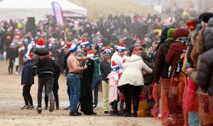 01-01-2020 NIEUWS; EGMOND AAN ZEE NIEUWJAARS DUIK. Duizenden dare dievils sprongen spontaan in de koude Noordzee vol met energie en adrenaline.Het was weer een groot succes en het word elk jaar drukker en drukker.
foto: Albert den Iseger 