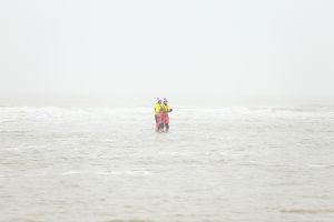 01-01-2020 NIEUWS; EGMOND AAN ZEE NIEUWJAARS DUIK. Duizenden dare dievils sprongen spontaan in de koude Noordzee vol met energie en adrenaline.Het was weer een groot succes en het word elk jaar drukker en drukker.
foto: Albert den Iseger 