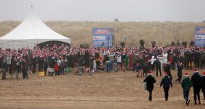 01-01-2020 NIEUWS; EGMOND AAN ZEE NIEUWJAARS DUIK. Duizenden dare dievils sprongen spontaan in de koude Noordzee vol met energie en adrenaline.Het was weer een groot succes en het word elk jaar drukker en drukker.
foto: Albert den Iseger 