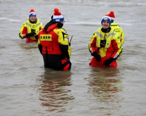 01-01-2020 NIEUWS; EGMOND AAN ZEE NIEUWJAARS DUIK. Duizenden dare dievils sprongen spontaan in de koude Noordzee vol met energie en adrenaline.Het was weer een groot succes en het word elk jaar drukker en drukker.
foto: Albert den Iseger 