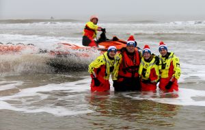 01-01-2020 NIEUWS; EGMOND AAN ZEE NIEUWJAARS DUIK. Duizenden dare dievils sprongen spontaan in de koude Noordzee vol met energie en adrenaline.Het was weer een groot succes en het word elk jaar drukker en drukker.
foto: Albert den Iseger 