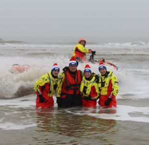 01-01-2020 NIEUWS; EGMOND AAN ZEE NIEUWJAARS DUIK. Duizenden dare dievils sprongen spontaan in de koude Noordzee vol met energie en adrenaline.Het was weer een groot succes en het word elk jaar drukker en drukker.
foto: Albert den Iseger 