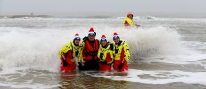 01-01-2020 NIEUWS; EGMOND AAN ZEE NIEUWJAARS DUIK. Duizenden dare dievils sprongen spontaan in de koude Noordzee vol met energie en adrenaline.Het was weer een groot succes en het word elk jaar drukker en drukker.
foto: Albert den Iseger 