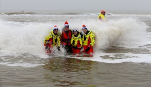 01-01-2020 NIEUWS; EGMOND AAN ZEE NIEUWJAARS DUIK. Duizenden dare dievils sprongen spontaan in de koude Noordzee vol met energie en adrenaline.Het was weer een groot succes en het word elk jaar drukker en drukker.
foto: Albert den Iseger 