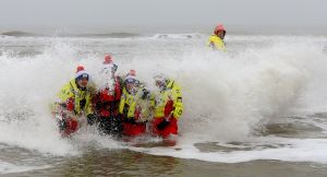 01-01-2020 NIEUWS; EGMOND AAN ZEE NIEUWJAARS DUIK. Duizenden dare dievils sprongen spontaan in de koude Noordzee vol met energie en adrenaline.Het was weer een groot succes en het word elk jaar drukker en drukker.
foto: Albert den Iseger 