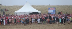 01-01-2020 NIEUWS; EGMOND AAN ZEE NIEUWJAARS DUIK. Duizenden dare dievils sprongen spontaan in de koude Noordzee vol met energie en adrenaline.Het was weer een groot succes en het word elk jaar drukker en drukker.
foto: Albert den Iseger 