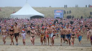 01-01-2020 NIEUWS; EGMOND AAN ZEE NIEUWJAARS DUIK. Duizenden dare dievils sprongen spontaan in de koude Noordzee vol met energie en adrenaline.Het was weer een groot succes en het word elk jaar drukker en drukker.
foto: Albert den Iseger 