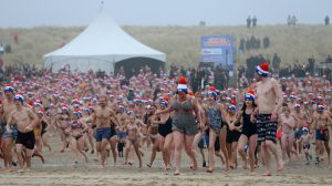 01-01-2020 NIEUWS; EGMOND AAN ZEE NIEUWJAARS DUIK. Duizenden dare dievils sprongen spontaan in de koude Noordzee vol met energie en adrenaline.Het was weer een groot succes en het word elk jaar drukker en drukker.
foto: Albert den Iseger 