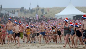 01-01-2020 NIEUWS; EGMOND AAN ZEE NIEUWJAARS DUIK. Duizenden dare dievils sprongen spontaan in de koude Noordzee vol met energie en adrenaline.Het was weer een groot succes en het word elk jaar drukker en drukker.
foto: Albert den Iseger 