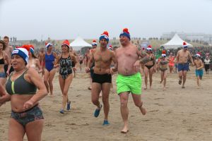 01-01-2020 NIEUWS; EGMOND AAN ZEE NIEUWJAARS DUIK. Duizenden dare dievils sprongen spontaan in de koude Noordzee vol met energie en adrenaline.Het was weer een groot succes en het word elk jaar drukker en drukker.
foto: Albert den Iseger 